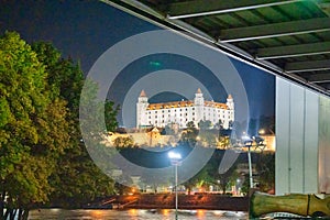 Bratislavský hrad v noci z městského mostu