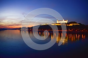Bratislavský hrad v noci. Hrad a rieka Dunaj