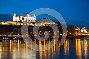 Bratislavská hradná noc a rieka Danuna. Slovensko . Bratislava