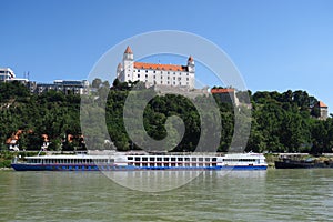 Bratislavský hrad nad Dunajom na Slovensku