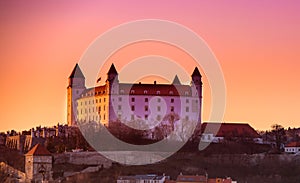 Bratislavský hrad, parlament a rieka Dunaj pri krásnom západe slnka, Bratislava, Slovensko.