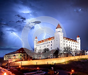 Bratislavský hrad od parlamentu za soumraku - Slovensko