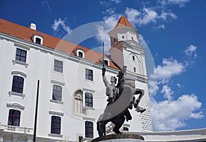 Bratislavský hrad a socha pred modrou oblohou