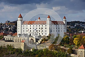 Bratislavský hrad před bouří.