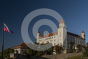 Bratislavský hrad v letných horúcich večeroch s modrou oblohou na Slovensku