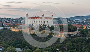 Bratislavský hrad pri západe slnka, Slovensko.