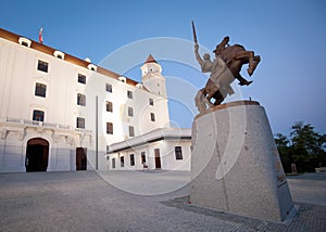 Bratislavský hrad se sochou Svatopluka