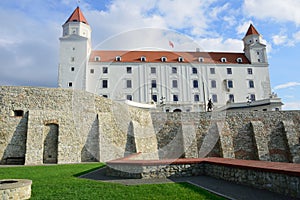 Bratislavský hrad s hradbami pred