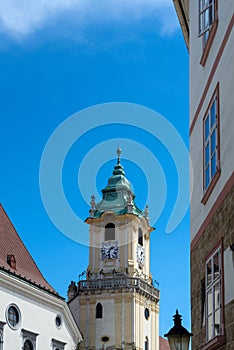 Bratislava město - pohled na Staroměstskou radnici z hlavního náměstí