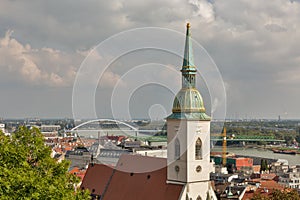 Panoráma Bratislavy s katedrálou sv. Martina a řekou Dunaj, Slovensko.