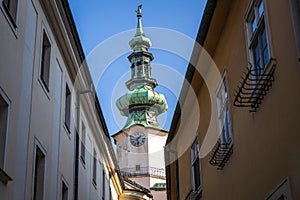 Bratislavská hodinová veža v historickom centre mesta