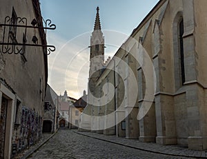 Historické centrum Bratislavy, centrum města, stará ulice s kostelem 2020