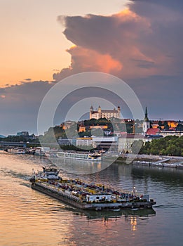 Panorama Bratislavy s hradem