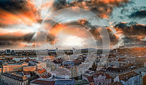 Bratislava, Slovensko. Letecký pohled na centrum města při západu slunce. Panoramatický výhled z dronu