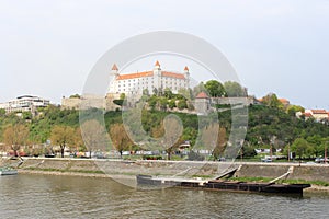 Bratislava, Slovensko - apríl, 2011: Bratislavský hrad a pohľad na Dunaj z mosta SNP