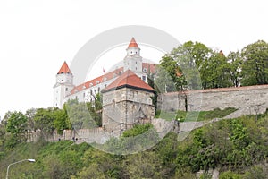 Bratislava, Slovensko - Apríl, 2011: Pohľad na Bratislavský hrad z Rybného námestia