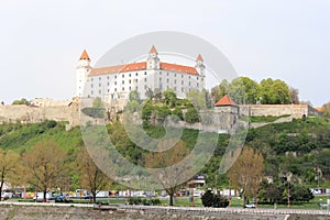 Bratislava, Slovensko - apríl, 2011: Bratislavský hrad pohľad z Mosta SNP