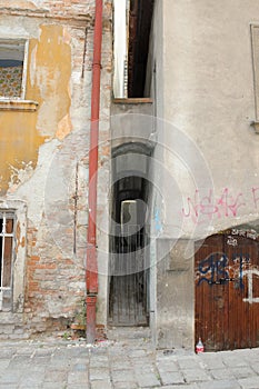 Narrow pass between two old buildings on Kapitulska street