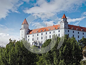 BRATISLAVA, SLOVENSKO - 11. august 2019. Bratislavský hrad proti modrej oblohe