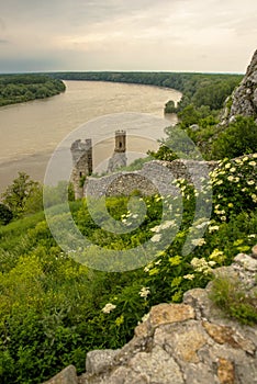 BRATISLAVA, SLOVENSKO: Krásna krajina s hradom Devín, horami a riekou Dunaj