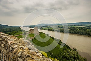 BRATISLAVA, SLOVENSKO: Krásná krajina s hradem Děvín, horami a řekou Dunaj