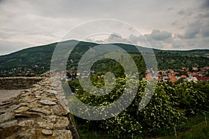 BRATISLAVA, SLOVENSKO: Krásna krajina s kopcami, stromami, lúkami a dedinskými domčekmi pri hrade Devín