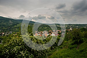 BRATISLAVA, SLOVENSKO: Krásna krajina s kopcami, stromami, lúkami a dedinskými domčekmi pri hrade Devín