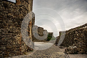 BRATISLAVA, SLOVENSKO: Krásna krajina so starou pevnosťou. Zrúcanina hradu Devín pri Bratislave na Slovensku