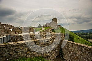 BRATISLAVA, SLOVENSKO: Krásna krajina so starou pevnosťou. Zrúcanina hradu Devín pri Bratislave na Slovensku