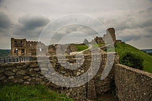 BRATISLAVA, SLOVAKIA: Krásná krajina se starou fortress.The zřícenina hradu děvín u bratislavy na slovensku