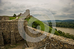 BRATISLAVA, SLOVAKIA: Krásná krajina se starou fortress.The zřícenina hradu děvín u bratislavy na slovensku