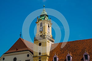 BRATISLAVA, SLOVAKIA: Městské muzeum. Zvonice Staroměstské radnice. Bratislavské městské muzeum na hlavním náměstí v Bratislavě