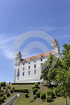 Bratislavský hrad za slnečného jarného dňa