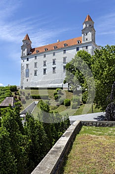 Bratislavský hrad za slnečného jarného dňa