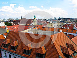 Bratislava, Slovensko pohľad na mesto. Krásne oranžové strechy kachľových domov