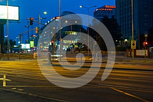 BRATISLAVA, SLOVENSKO - 11. července 2021: Pohled na provoz v ulicích Bratislavy v noci vedle Eurovea