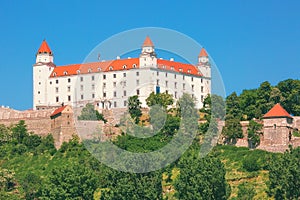 Bratislavský hrad v slnečný jarný deň
