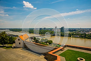 Bratislava, Slovensko: UFO most přes řeku Dunaj v Bratislavě. Krásná krajina s výhledem na město shora