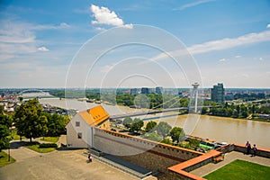 Bratislava, Slovensko: UFO most přes řeku Dunaj v Bratislavě. Krásná krajina s výhledem na město shora