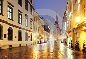 Bratislavská ulica v noci - Michael Tower, Slovensko.