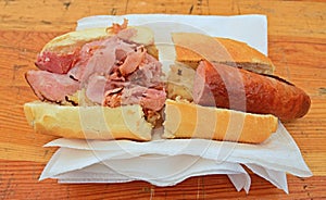 Salsiccia un serviamo cavolo acido panino 