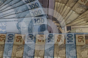 Notes of 50 and 100 reais