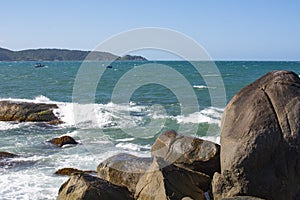 Brasiliano costiero la città. Spiaggia da brasile 