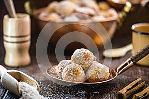 Brazilian rain cookie. Small sweet served in the afternoons, as an afternoon coffee. Made of cinnamon and refined sugar. Called in