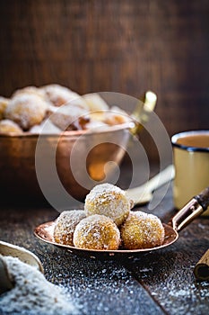 Brazilian rain cookie. Small sweet served in the afternoons, as an afternoon coffee. Made of cinnamon and refined sugar. Called in