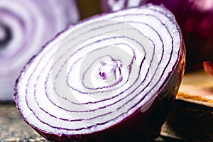 Brazilian red onion, with a mild and sweet taste, more caloric and because of its color, is rich in anthocyanin, a powerful