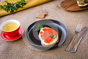 Breackfast toast with salmon and a cup of tea.