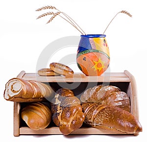 Bread and bread-basket, isolat