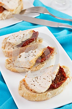 Bread with chicken and dry tomato