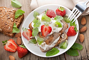 Bread with cottage cheese and berries